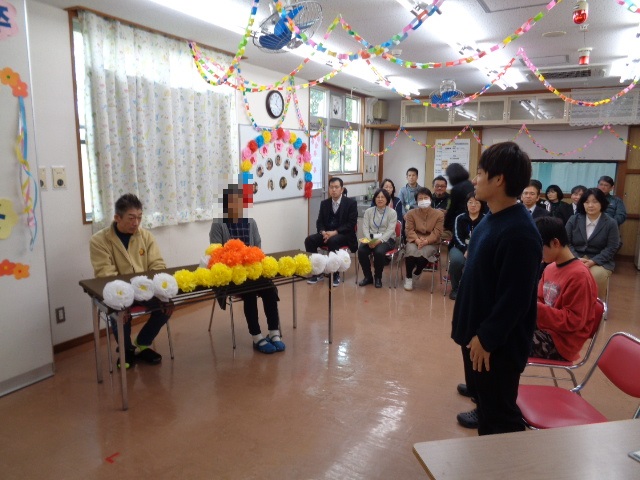卒業生にお祝いのあいさつをしている様子
