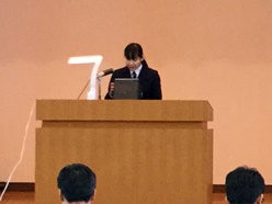 熱弁をふるっています。