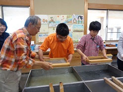 紙すき体験中