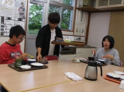 ケーキを配っている様子