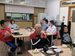 皆がお祝いをしている様子