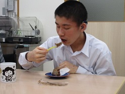 ケーキを食べている様子
