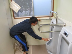 男子トイレの掃除をしています