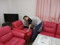娯楽室の掃除をしています