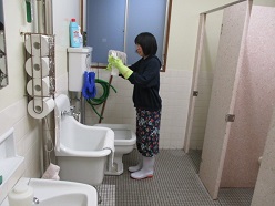 女子トイレの掃除をしています