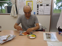 トッピングをする舎生（1）