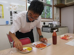 トッピングをする舎生（2）