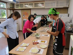 ピザ作りの説明をする舎生