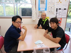 ピザが焼けるのを待つお客さんと舎生