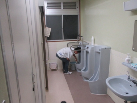 男子トイレの掃除