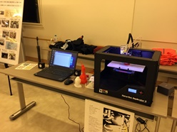展示しているパソコンや３Dプリンターの様子です