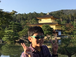 金閣寺をバックに記念撮影