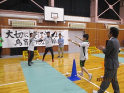 ビーンボウリングでハイタッチをして喜ぶ様子