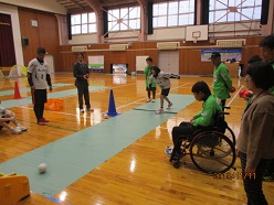 ビーンボウリングの投球の様子