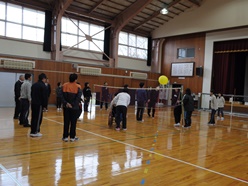 運動部の風船バレーの様子です