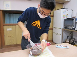 ケーキ作りをする舎生