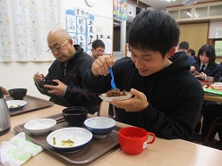 ケーキを食べる舎生たち