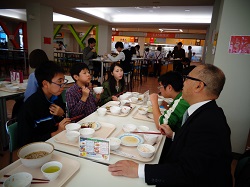 大学の学食で食事