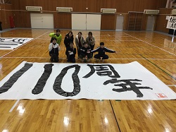 完成した作品と生徒、大学生