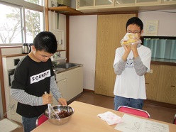 ケーキを作る舎生