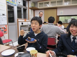 ケーキを食べる舎生
