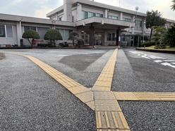 盲学校の敷地内の点字ブロック