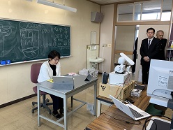 ICTを活用して挨拶をする校長先生です