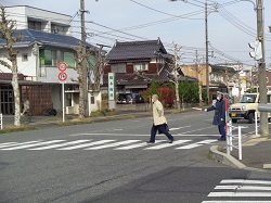 横断指導の様子（交通安全指導員さん）