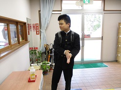 生徒がアルコール消毒をしている様子2