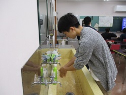 生徒が手洗いをしている様子１