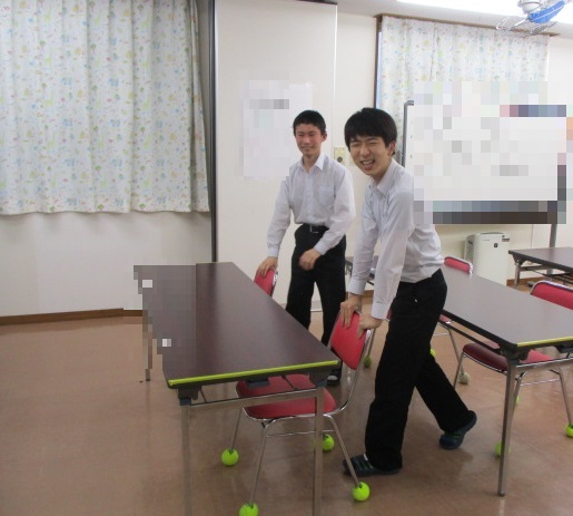 椅子をひく生徒
