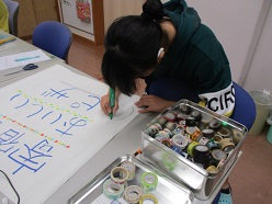 収穫祭に向けて看板を作成している様子１