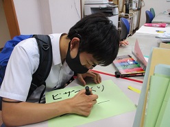 収穫祭に向けて看板を作製している様子２