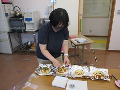 ピザのトッピングをしている様子