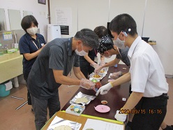 生徒がピザの作り方を教えている様子１