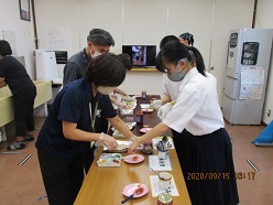 生徒がピザの作り方を教えている様子２
