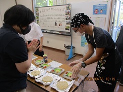 ピザの材料を小分けにしている様子