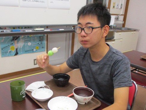 団子を食べる舎生１
