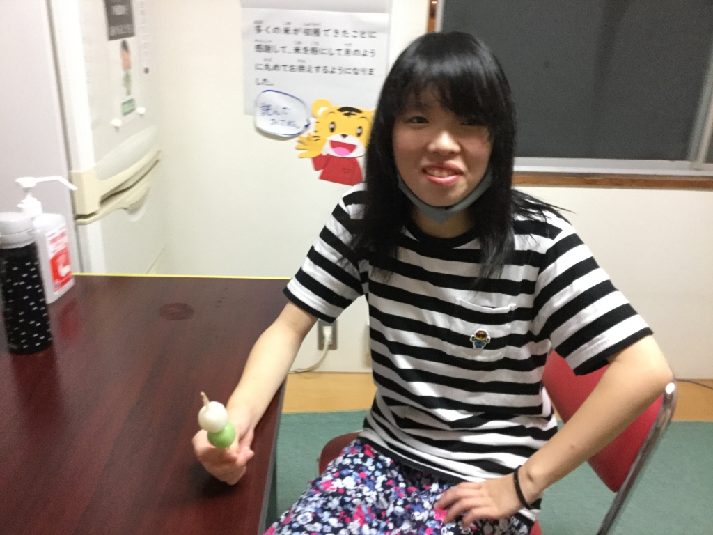団子を食べる舎生２