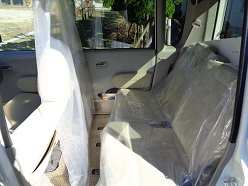 車内はビニールシートで感染予防対策をしています