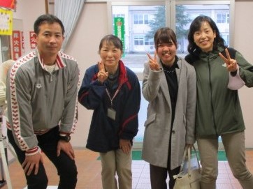 卒業生と玄関で記念写真
