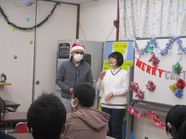 舎友会会長が挨拶をしている写真