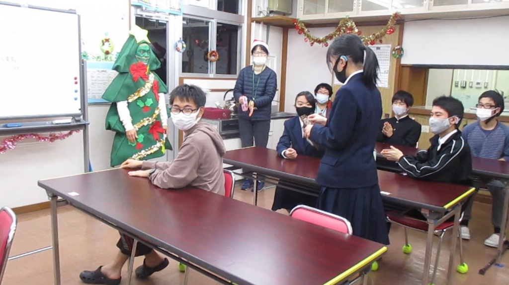 女子舎生がプレゼントをもらっている写真その２
