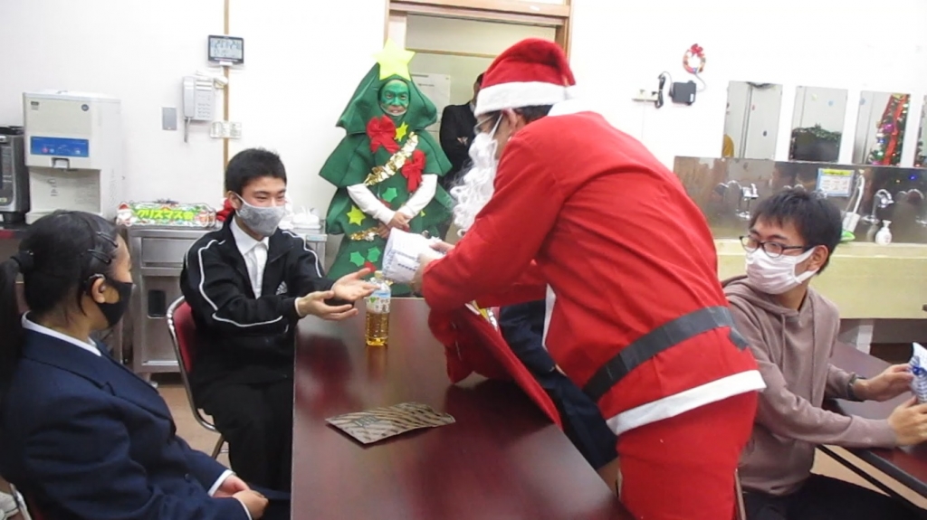 男子舎生がサンタさんからプレゼントを受け取っている写真その２