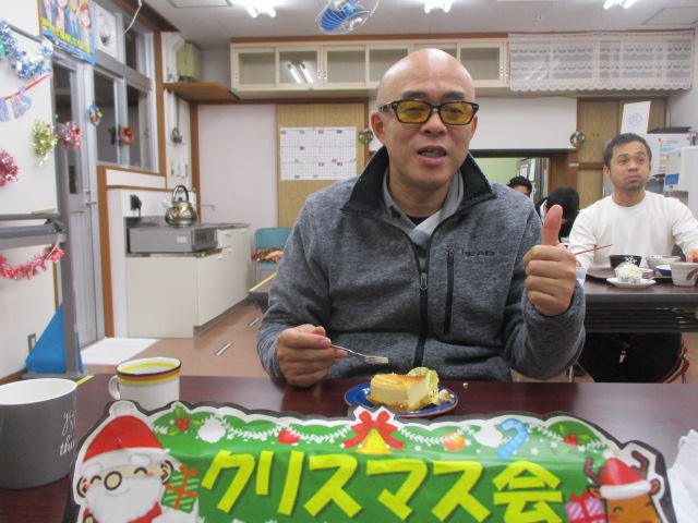 ケーキを食べている男性舎生の写真