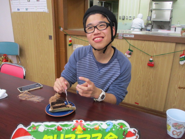 ケーキを食べている男子舎生の写真その１