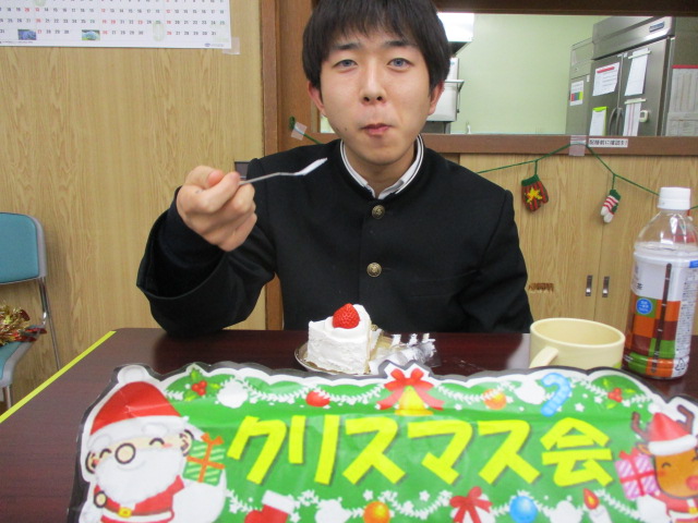 ケーキを食べる男子舎生の写真その２