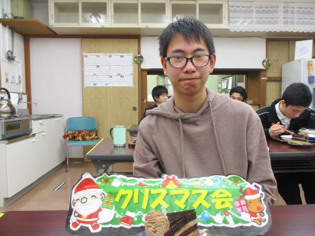 ケーキを食べている男子舎生の写真その３