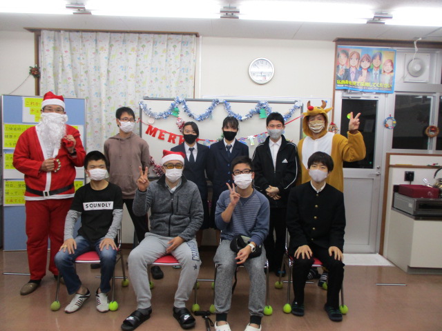 舎生とサンタさん、トナカイの集合写真