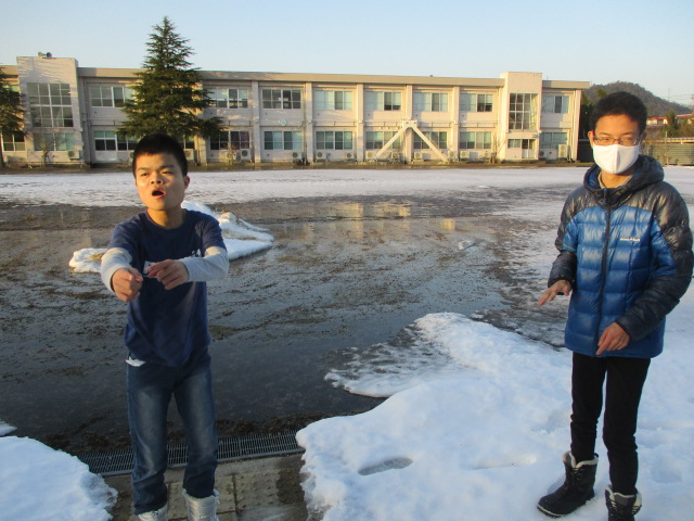 雪遊びをする聾生